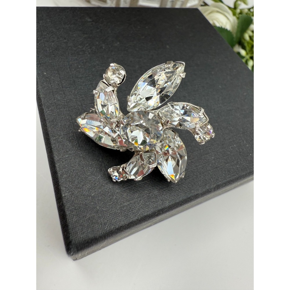 Rhinestone‎ Brooch Trembler Crystal Spray Pin 1" Silver Tone High Sparkle Fire